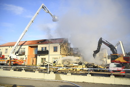 Barn och vuxna hoppade från balkongen för att ta sig ut från det brinnande huset i Hölö i Södertälje kommun.