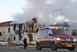 Branden spreds snabbt via en loftgång, enligt räddningstjänsten.