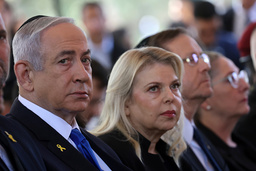 Sara Netanyahu med sin man, Israels premiärminister Benjamin Netanyahu. Arkivbild.