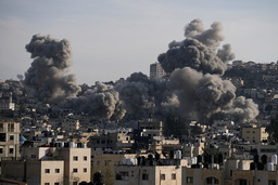 Rök stiger från hus i Jenin efter att de sprängts av israelisk militär på söndagen.