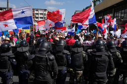 Polis motar bort demonstranter som protesterar mot USA under Marco Rubios besök i Panama.