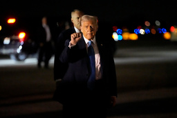 USA:s president Donald Trump på flygplatsen i Palm Beach, Florida, i fredags.