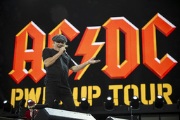 Brian Johnson i AC/DC under en konsert i Zurich i somras.