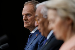 Polens premiärminister Donald Tusk, EU:s rådsordförande António Costa och EU-kommissionens ordförande Ursula von der Leyen på presskonferensen efter måndagens EU-toppmöte.