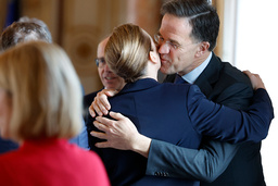 Natos generalsekreterare Mark Rutte kramar om Danmarks statsminister Mette Frederiksen på måndagens toppmöte i Bryssel.