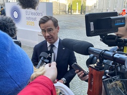 Statsminister Ulf Kristersson på väg in till måndagens EU-toppmöte i Bryssel.