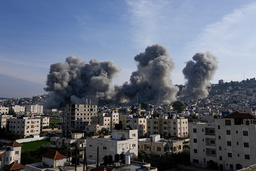 Röd stiger från byggnader i Jenin på Västbanken, efter angrepp som Israels armé säger sig riktas mot extremister.