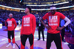 NBA-laget Torontos Bruce Brown, Scottie Barnes och Chris Boucher väntar ut hemmapublikens buande under den amerikanska nationalsången för motståndarna i Los Angeles Clippers.