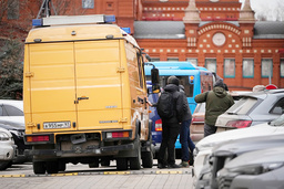 Bombexperter i närheten av den fastighet i Moskva som skakades av en dödlig explosion på måndagen.