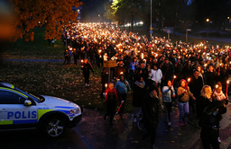 Ett fackeltåg i Trollhättan som anordnades ett år efter attacken på en skola i kommunen. Arkivbild.