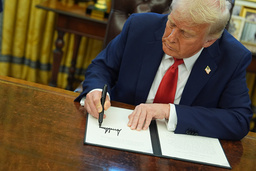 USA:s president Donald Trump vid sitt skrivbord i Vita huset.