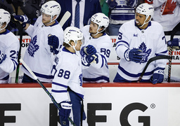 William Nylander firar efter ett av sina mål mot Calgary.