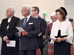 Kung Carl Gustaf och drottning Silvia reser i dag till Örebro efter massmordet på tisdagen. Arkivbild.