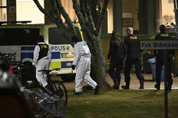 Polisens tekniker går in i Risbergska skolan i Örebro efter skjutningen.