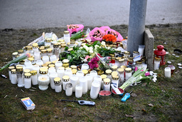 Blommor och ljus dagen efter skolskjutningen på Risbergska skolan i Örebro där minst 11 personer miste sina liv.