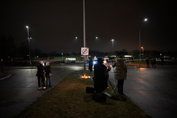 Reportrar på plats efter det dödliga dådet på Risbergska i Örebro.