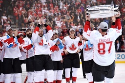 Sidney Crosby (87) lyfter segerbucklan framför lagkamraterna i Kanada i World Cup 2016. Arkivbild.