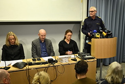 Lars Wirén, polisområdeschef i Örebro, vid pressträffen hos polisen med representanter från Polismyndigheten, Åklagarmyndigheten och Örebro kommun – från vänster Elisabeth Anderson, statsåklagare, Kristoffer Zickbauer och Anna Bergqvist, utredningsledare.