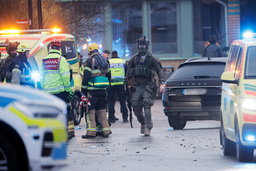 Poliser och brandmän på plats efter dådet i tisdags.