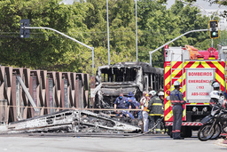 Brandmän i arbete vid olycksplatsen i São Paulo.