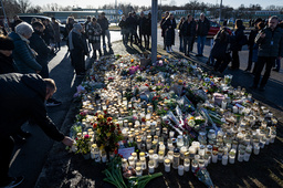 Sörjande lämnar blommor och ljus vid minnesplatsen utanför skolan efter skolskjutningen i Risbergska skolan.