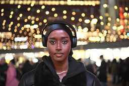 Najah Omar var en av talarna under fredagskvällens manifestationen på Sergels Torg i Stockholm.