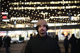 Örebroaren Daniel Gustafson deltog i manifestationen på fredagskvällen på Sergels Torg för att hedra offren för skolskjutningen.