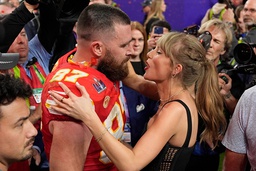 Kansas City Chief-stjärnan Travis Kelce firade fjolårssegern med flickvännen och megaartisten Taylor Swift. Arkivbild.