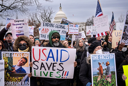 Protester i Washington i onsdags mot president Donald Trump och Elon Musks nedskärningar av statsapparaten, däribland USA:s stora biståndsmyndighet USAID.