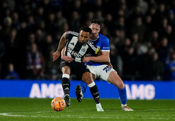 Newcastle och Callum Wilson (till vänster) är vidare i FA-cupen efter seger borta mot Ben Davies Birmingham.