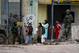 Palestinier som under lördagen utrymmer sina hem i Fa'ra, på ockuperade Västbanken.