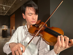 Violinisten Stefan Jackiw spelar på en Stradivarius som nu sålts på Sotheby's i New York.