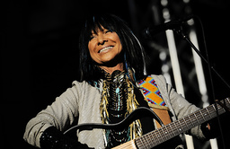 Buffy Sainte-Marie uppträder på festivalen Stockholm Music and Arts 2013, nu blir hon av med Order of Canada. Arkivbild.