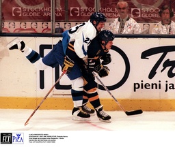 Johan Garpenlöv med Hannu Virta hängande över sig i World Cup 1996.