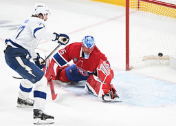 Victor Hedman överlistar Montreals målvakt Jakub Dobes i Tampa Bays segermatch.