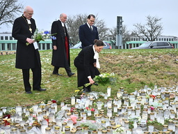 Ärkebiskopen Martin Modéus, biskop Johan Dalman, kronprinsessan Victoria och Prins Daniel lämnar blommor vid minnesplatsen utanför Risbergska skolan.