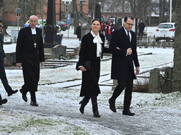 Kronprinsessan Viktoria och prins Daniel anländer till Längbro kyrka.