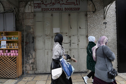 Affärsdörrarna till boklådan Educational bookshop har stängts efter tillslag av israelisk polis.