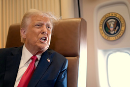 President Donald Trump talar med reportrar på söndagen, ombord på presidentplanet Air Force One när han flög till New Orleans för att delta i Super Bowl.