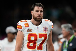 Kansas Citys Travis Kelce (87) på väg av planen vid halvtid.