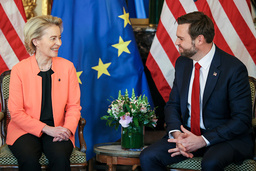 EU-kommissionens ordförande Ursula von der Leyen i samtal med USA:s vicepresident JD Vance i Paris på tisdagen.