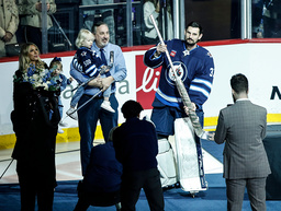 Connor Hellebuyck, i utrustning, i samband med hyllningar för hans 300:e seger, 500:e grundseriematch och 40:e nolla. Arkivbild.