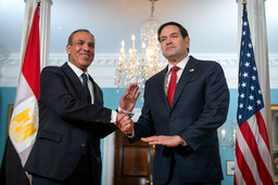 Egyptens utrikesminister Badr Abdelatty tar i hand med sin värd i Washington DC, utrikesminister Marco Rubio.