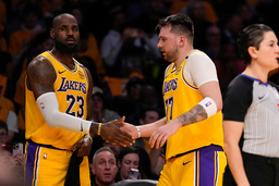 Los Angeles Lakers superstjärna LeBron James och nyförvärvet Luka Doncic under slovenens debut.