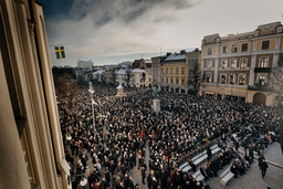 Offren för skolskjutningen på Risbergska skolan hedrades på Stortorget i Örebro.