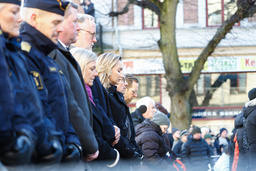 Poliser tillsammans med Tobias Baudin (S), Magdalena Andersson (S), Johan Pehrson (L), Ebba Busch (KD), statsminister Ulf Kristersson (M) och Jakob Forssmed (KD) under en tyst minut för offren för skolskjutningen.