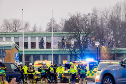 Den första ambulansen som var på plats vid Risbergska skolan i Örebro rapporterade om 'kraftig eldgivning' utanför entrén.