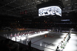 En fin och emotionell tyst minut hölls innan mötet mellan Örebro och Rögle i SHL-återstarten för att hedra offren i skolskjutningen.