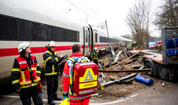 Räddningspersonal vid tåget i Hamburg.