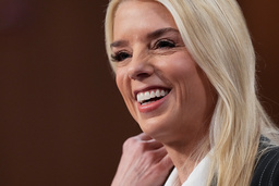 USA:s nya justitieminister Pam Bondi pausar alla rättsprocesser baserade på anti-korruptionslagen FCPA.